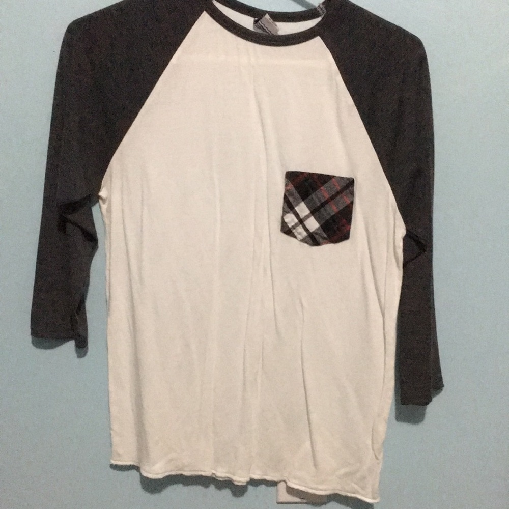 White and grey shortsleeve tshirt with plaidpocket